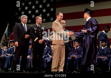 Vorsitzender der Joint Chiefs Of Staff Marine Admiral Mike Mullen gratuliert Absolventen der New Jersey Nationalgarde Jugend Chal Stockfoto