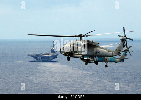 Zwei US-Navy HH - 60H Seahawk Hubschrauber, bewaffnet mit AGM-114 Hellfire-Raketen fliegen in Formation zu einer live-Feuer-Übung auf Oki Stockfoto