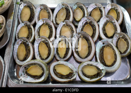 Abalone Display an Dinh Cau Nachtmarkt in Duong Dong auf der Insel Phu Quoc, Vietnam Stockfoto