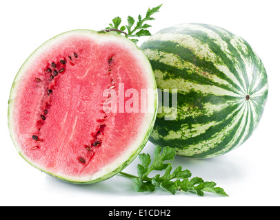 Wassermelone mit einer Scheibe und Blätter auf einem weißen Hintergrund. Stockfoto