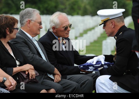 Generalinspekteur der Marine Corps Major General Kenneth J. Lee präsentiert eine gefaltete US-Flagge, ehemaliger US-Botschafter in den Tschad, Stockfoto