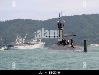 Die schnellen Angriff u-Boot USS Houston (SSN-713) nähert sich das u-Boot-tender USS Frank Kabel (AS 40) in Sepanggar, Malaysia, Stockfoto