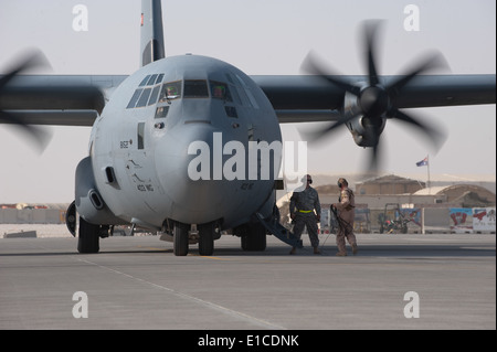 US Air Force Staff Sgt David Pirie, einem Loadmaster und techn. Sgt Starky Hicks, Crewchief, bereiten Sie eine C-130J Hercules aircr Stockfoto
