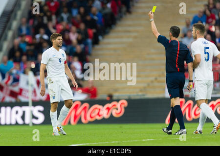 Wembley, Vereinigtes Königreich. 30. Mai 2014. Englands Steven GERRARD (c) wird von Schiedsrichter Viktor KASSAI (Ungarn) während das internationale Freundschaftsspiel zwischen England und Peru im Wembley-Stadion gebucht. Bildnachweis: Aktion Plus Sport/Alamy Live-Nachrichten Stockfoto