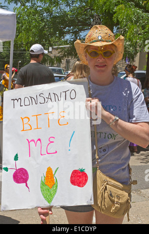 Asheville, NC, USA - 24. Mai 2014: eine wütende Frau hält ein Anti Monsanto und GVO-Lebensmittel, GVO-Schild an einer Protestkundgebung in Asheville Stockfoto