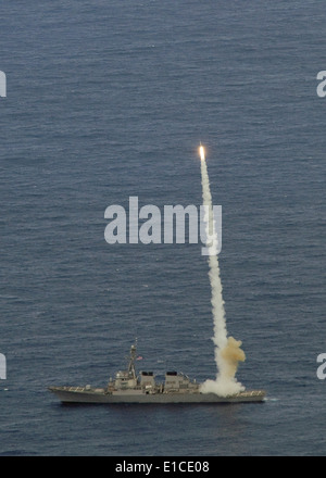 Ein RIM-67 Standard Missile-2 startet von der geführte Flugkörper-Zerstörer USS Curtis Wilbur (DDG-54) während Torpedo ausweichen maneuv Stockfoto