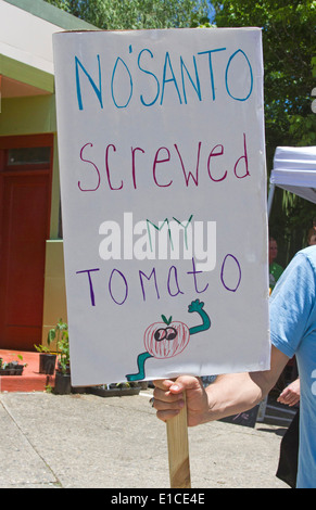 Asheville, NC, USA - 24. Mai 2014: Demonstrant hält ein humorvolles Monsanto-Zeichen bei einer Protestkundgebung für GVO-Lebensmittel Stockfoto