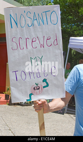 Demonstrant hält ein Anti Monsanto Zeichen einer GVO-Protestkundgebung am 24. Mai 2014 in der Innenstadt von Asheville, NC Stockfoto