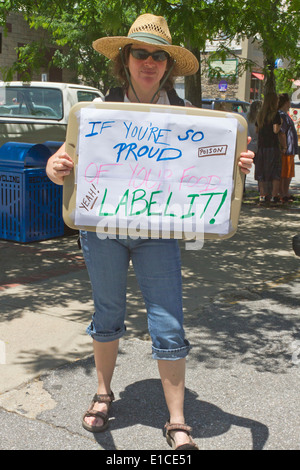 Asheville, NC, USA - 24. Mai 2014: Frau hält ein GVO-Protest Zeichen fordern, dass gentechnisch veränderten Lebensmitteln gekennzeichnet werden Stockfoto