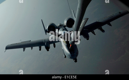 Ein a-10 Thunderbolt II Flugzeug übernimmt auf Kraftstoff aus einem KC-135 Stratotanker Flugzeug Afghanistan 25. September 2009. (DoD Foto b Stockfoto