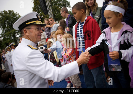 Vorsitzender der Joint Chiefs Of Staff Marine Admiral Mike Mullen begrüßt Kinder während der 4. jährlichen Zeit des Gedenkens-Zeremonie Stockfoto