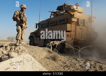 U.S. Marine Corps Lance Cpl. Daniel Lefebvre sorgt für Sicherheit während ein Konvoi einen Einstiegspunkt für die Kontrolle in der Nawa-di durchläuft Stockfoto