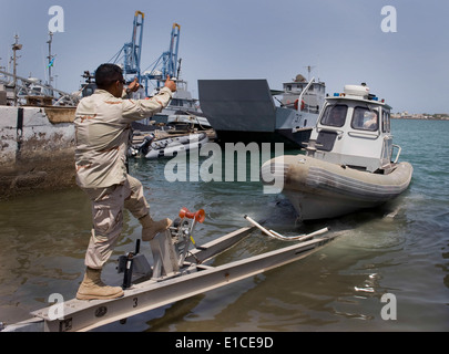 US Navy Waffenwart 1. Klasse Pedro Rocha, ein Mitglied der Harbor Patrol Unit am Camp Lemonier, Dschibuti, führt eine acht- Stockfoto