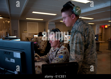 US Air Force Captain Jeffery Falanga, rechts, und Royal Australian Air Force Squadron Leader Jason Brown, beide leitenden Direktoren Stockfoto