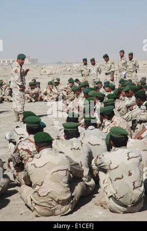 Irakische Armee Oberstleutnant Dhafer Hapeb Abud, der Kommandeur des Kommandos, 10. irakische Armee-Division, Schriftsätze seiner Soldaten auf t Stockfoto