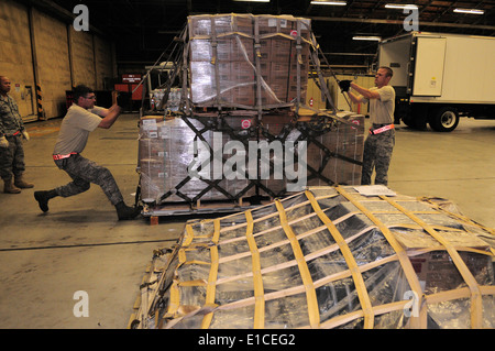 U.S. Air Force Tech Sgts. Robert Davis und Chris Peters, beide mit 374th Logistik Bereitschaft Squadron, ziehen Sie die Gurte auf eine Stockfoto