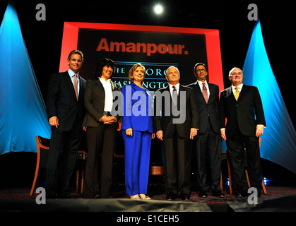 Von links: Vorsitzender der George Washington University (GWU) Vorstand des Kuratoriums Russell Ramsey, CNN Chief International Gerharz Stockfoto