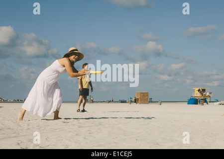 Senioren, die Spaß spielen Frisbee am Strand Stockfoto