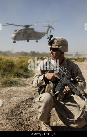 U.S. Marine Corps CPL Jonathan Taylor, mit 1. Bataillon, 5. Marineregiment, bietet Sicherheit für einen Hubschrauber mit Br Stockfoto