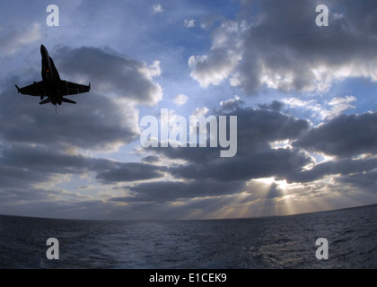 Bereitet eine F/A - 18C Hornet Aircraft Carrier Air Wing 5 an Bord des Flugzeugträgers USS George Washington (CVN-73) landen Stockfoto