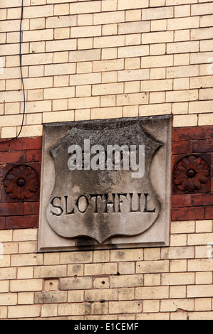 "Sei nicht träge" Plaque, High Street, Lauge, West Midlands, England, UK Stockfoto