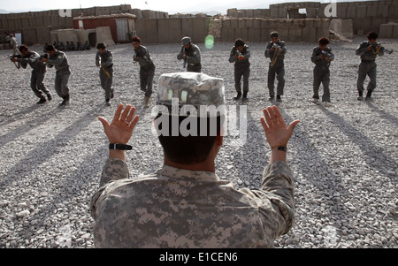 US Army Staff Sgt Eugenio Rodriguez coacht afghanische Polizei Offiziere während taktische Bewegungstraining auf Bekämpfung Outp Stockfoto