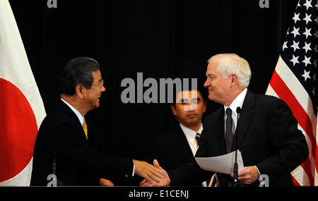 US-Verteidigungsminister Robert M. Gates schüttelt Hände mit japanischen Verteidigungsminister Toshimi Kitazawa an das Ministry of Defense in Stockfoto