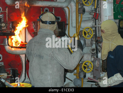 US Navy Feuerwehrmann Trent Miller Licht aus der Nummer zwei Kessel an Bord der Stürmer bereitgestellt amphibischer Angriff Schiff USS Essex) Stockfoto