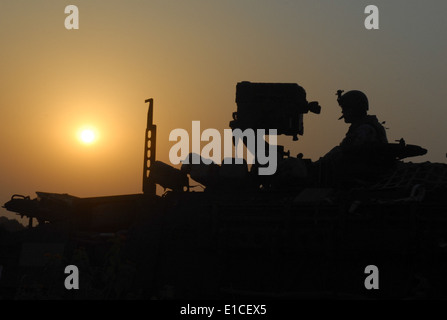 US Armee Sgt. Zachary Sherman bietet Übernachtung Watch aus einem Stryker gepanzerte Fahrzeug während Yudh Abyas 2009 auf Lager Bundela, Stockfoto