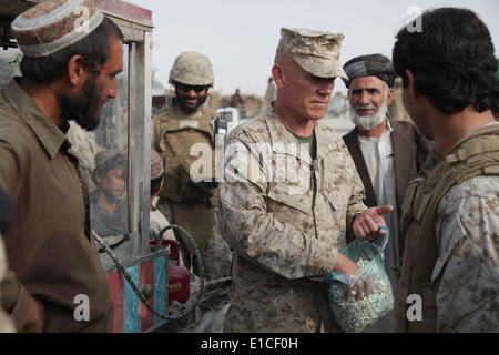 US Marine Corps Major General Larry Nicholson, den kommandierenden General der 2. Marine Expeditionary Brigade, händigt Popcorn dur Stockfoto