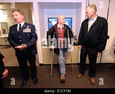 Stellvertretender Verteidigungsminister William J. Lynn III, Recht, spricht mit US Air Force Tech Sgt. Christopher Frost, einem verwundeten explo Stockfoto