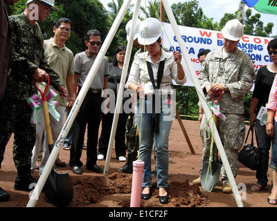 US Army Captain Charlie Clayppol, Recht, zugeordnet Civil Affairs Team 734, Joint Special Operations Task Force? Philippinen Stockfoto