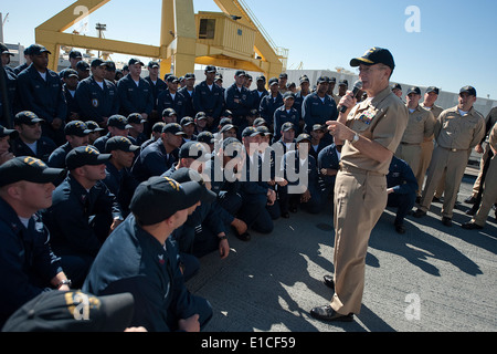 Vorsitzender der Joint Chiefs Of Staff Marine Admiral Mike Mullen Adressen US Seeleute, die PCU Dewey (DDG-105) an Northrop zugewiesen Stockfoto