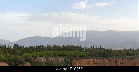 Panorama Fernblick über das Atlas-Gebirge mit Pinien Wald und Cliff Edge im Vordergrund Stockfoto