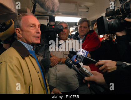 Michael Bloomberg, Bürgermeister von New York City, N.Y., spricht zu den Medien Bord amphibious Transport Dock PCU New York Stockfoto