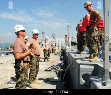 100213 PORT AU PRINCE--Wegbeschreibung Segler aus Naval Strand Gruppe (NBG) 2 aus ihrem Boot Operationen Befehlskette über Stockfoto