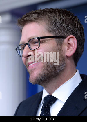 Washington, DC, USA. 9. Januar 2014. Foto aufgenommen am 9. Januar 2014 zeigt weiße Haus-Pressesekretär spricht Jay Carney bei einem täglichen Briefing an das Weiße Haus, Washington, DC, USA. US-Präsident Barack Obama am Freitag bekannt, dass der Pressesprecher des weißen Hauses Jay Carney seinen Posten verlassen wird. Carney ist von seinem Stellvertreter Josh Earnest ersetzt werden. © Yin Bogu/Xinhua/Alamy Live-Nachrichten Stockfoto