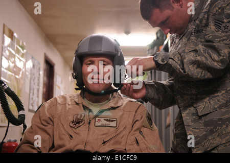 US Air Force Senior Airman Randy North, Recht, einen fliegenden Flug Ausrüstung Techniker mit dem 455. Expeditionary Aircraft M Stockfoto