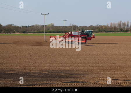 Calthorpe Farm, Ingham, Norwich. Norfolk. Selbstfahrende Feldspritze gesäten Zuckerrüben Feld Herbizid anwenden. Ausleger erweiterter. Stockfoto