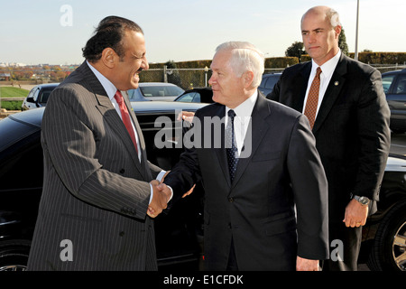 US-Verteidigungsminister Robert M. Gates begrüßt Saudi-arabischen Assistant Minister für Verteidigung und Luftfahrt Prinz Khalid bin S Stockfoto