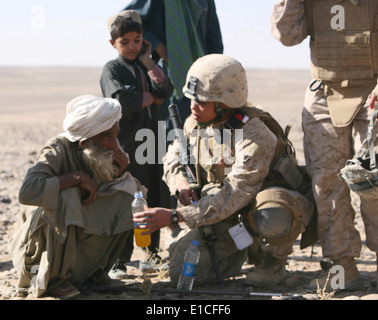 U.S. Marine Corps CPL. Stacey Blackburn-Hölscher, Marine Expeditionary Brigade-Afghanistans? s Engagement Frauenmannschaft, gibt Stockfoto