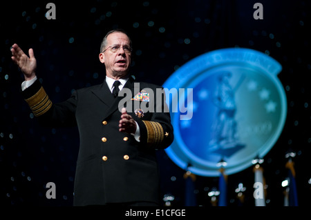 Vorsitzender der Joint Chiefs Of Staff Marine Admiral Mike Mullen befasst sich die Teilnehmer während der 2009 National Guard gemeinsame Senior Lea Stockfoto