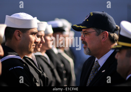 MV Maersk Alabama Kapitän Richard Phillips dank US-Seeleute an Bord der USS Bainbridge (DDG-96) im Hafen Norfolk, Virginia, November 19, 20 Stockfoto