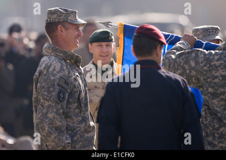 US-Armee General Stanley McChrystal, links, der Kommandeur der International Security Assistance Force, steht stramm wie die N Stockfoto