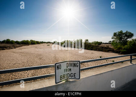 Ein Schild warnt man nicht von einer Brücke über den Fluss Kern tauchen die getrocknet worden ist oben durch Umleitung Wasserprojekte und lang anhaltende Trockenheit in Bakersfield, Kalifornien. (Foto: Scott London) Stockfoto