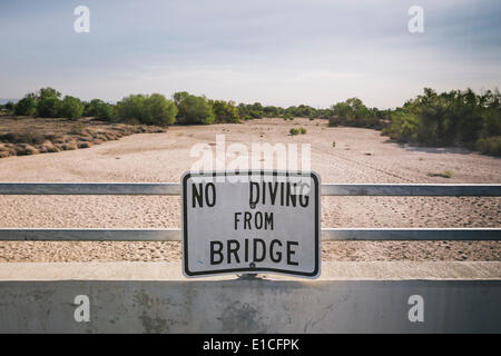 Ein Schild warnt man nicht von einer Brücke über den Fluss Kern tauchen die getrocknet worden ist oben durch Umleitung Wasserprojekte und lang anhaltende Trockenheit in Bakersfield, Kalifornien. (Foto: Scott London) Stockfoto