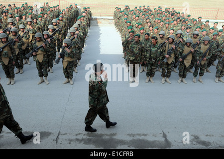 Afghan National Army (ANA) Generalleutnant Ameenullah Karim, der Kommandant der ANA Bildungsdirektion salutiert afghanische Soldaten du Stockfoto