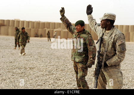 US Army Spc. Taji Purdie, 2nd Battalion, 321-Feld-Artillerie-Regiment und ein afghanischer Soldat Praxis arm Signale während einer jo Stockfoto