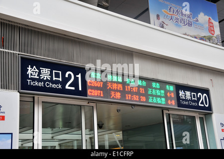 Tore, 20 und 21 in Abfahrt Hall Beijing South Railway Station China Stockfoto