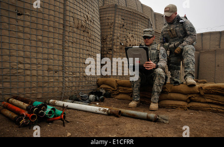 US Air Force Tech SGT David Fields, links, und Senior Airman Josh Jerden sammeln Daten über Sprengstoff in der Vorbereitung für ein con Stockfoto